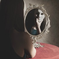 Lo specchio e la maschera