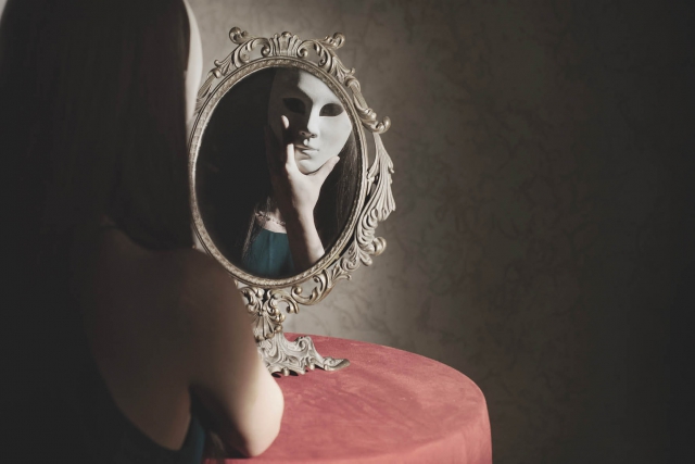 Lo specchio e la maschera