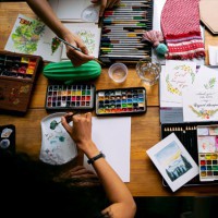 Intrecci creativi tra colori, suoni e silenzi