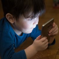 Perchè a casa dovremmo limitare ai bambini l’accesso alla tecnologia