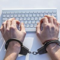 Nuove dipendenze: solitudine o moltitudine?